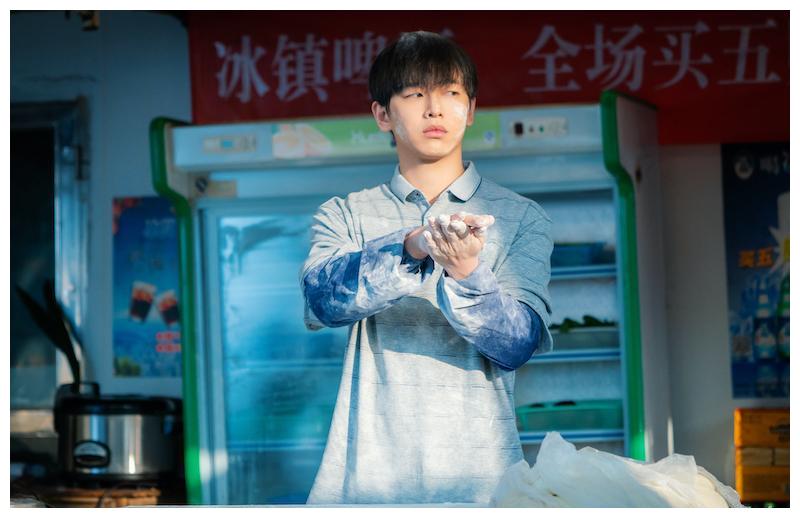彭昱畅《沐浴之王》票房破2亿 变身"搓澡人"喜感加倍