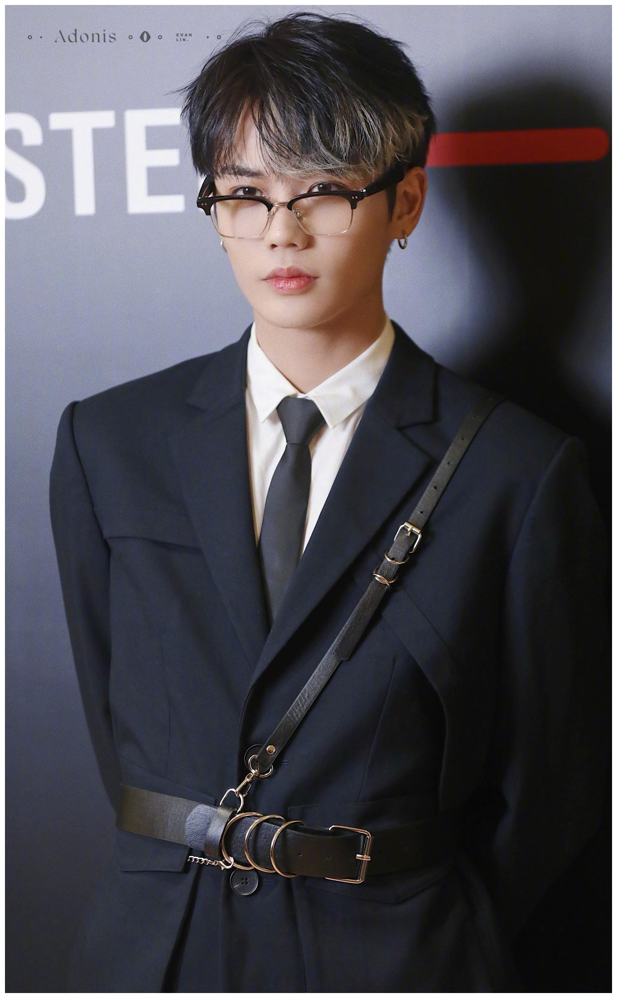 林彦俊黑色束腰西装 挑染银发太帅气!公主!你的骑士来接你回家