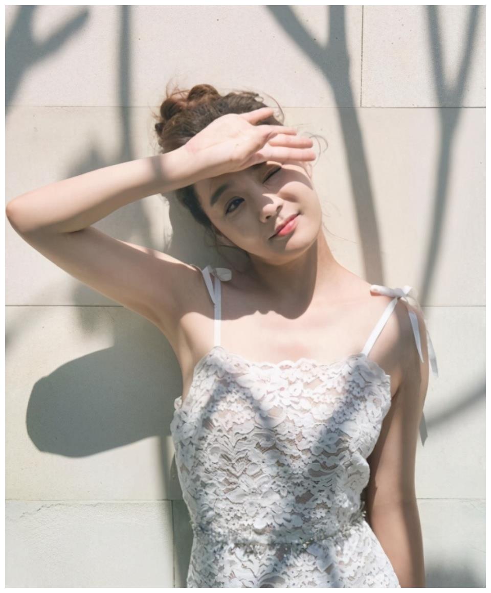 中国媳妇蔡琳特意晒尾戒疑暗示单身41岁也能这样穿太a了