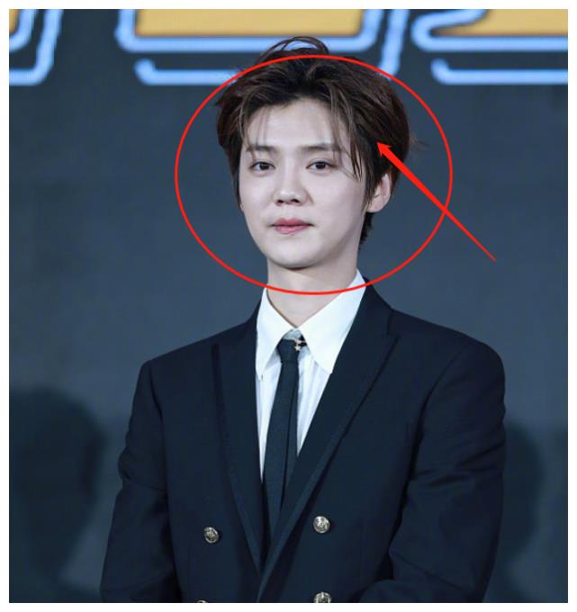 鹿晗久违被拍生图吸引全场的却是腿30岁能保持这样谁信啊