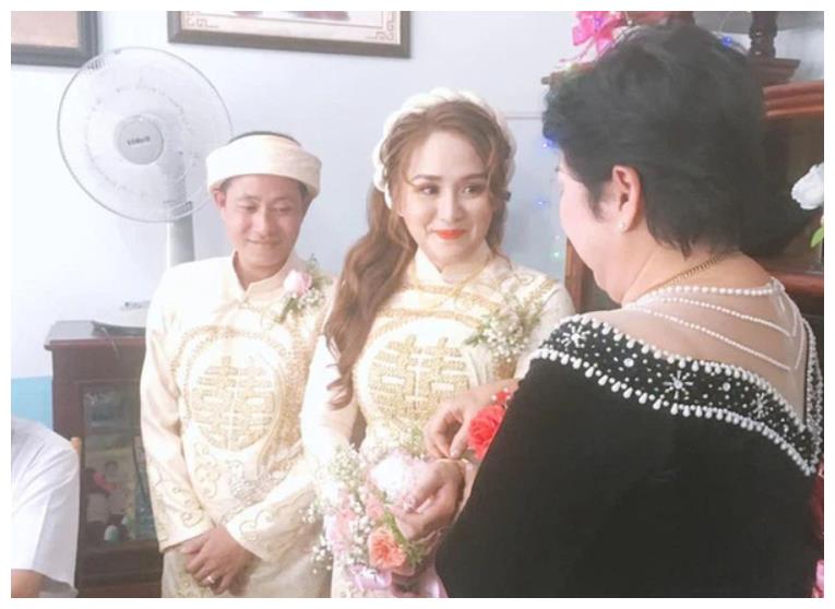 心疼！母亲去嫁人，越南小女孩拉着母亲的婚纱不让母亲出嫁