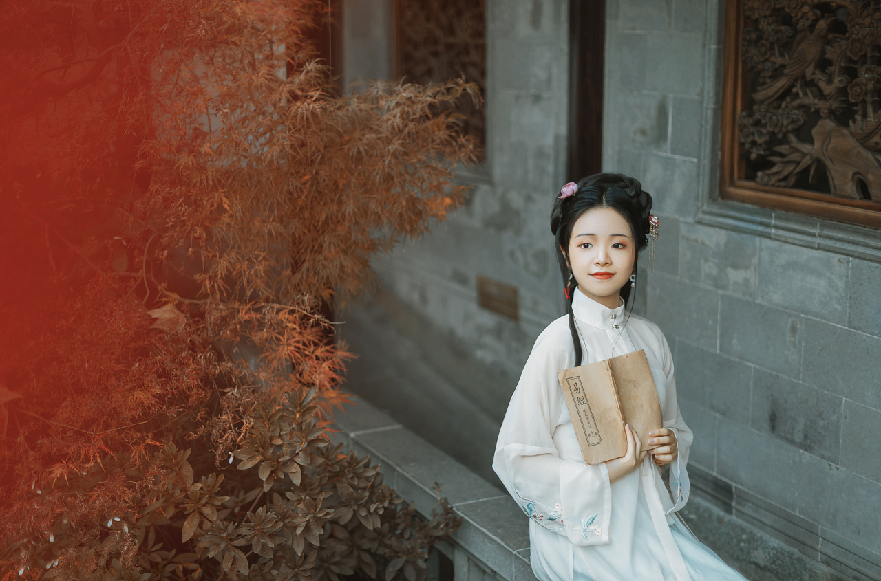 她们大多是豆蔻年华,绽放如出水芙蓉,眼角间溅着盈盈泪雨:这大概是