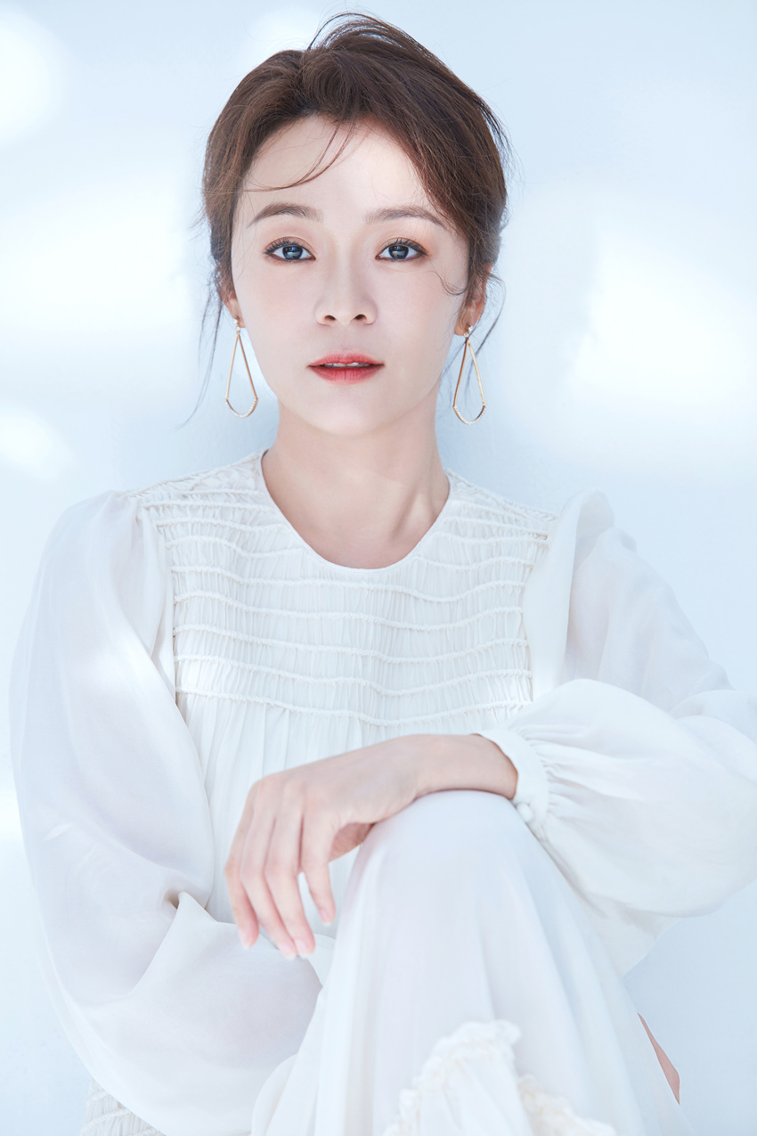 王嘉最新白裙写真曝光 气质优雅唯美宛如童话_高清图集_新浪网