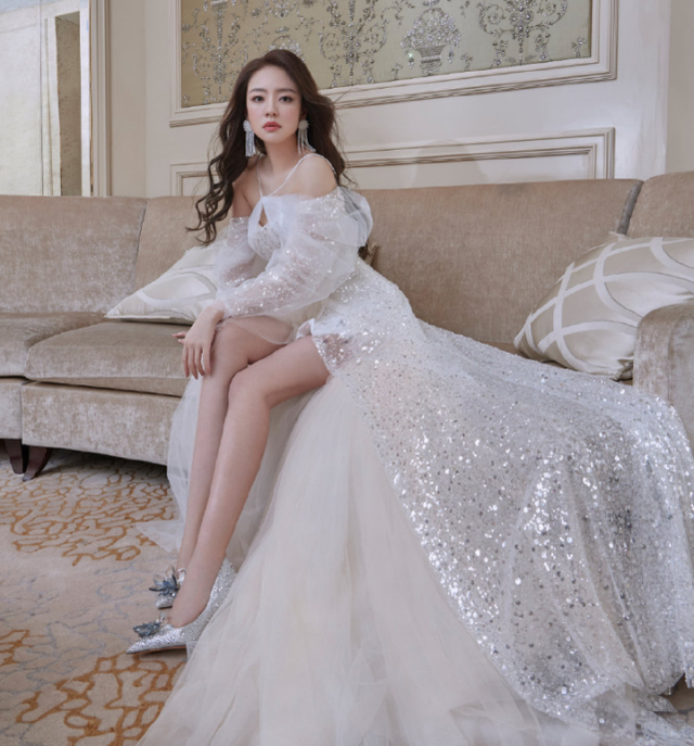 40岁安以轩生二胎后首度复工登上时尚新娘化浓妆难掩疲态