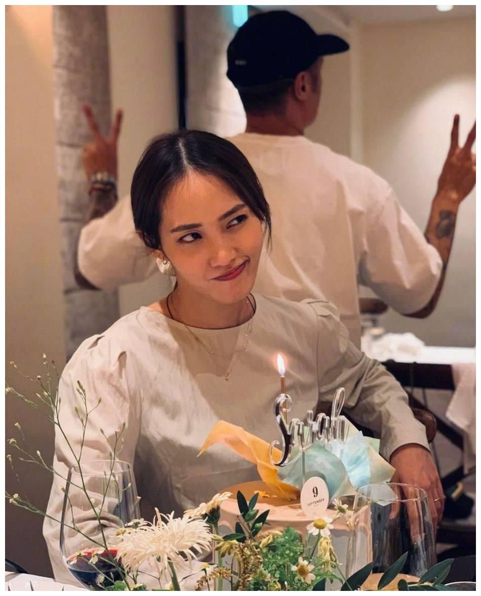 余文乐晒合影为王棠云庆生躲妻子背后搞怪比耶