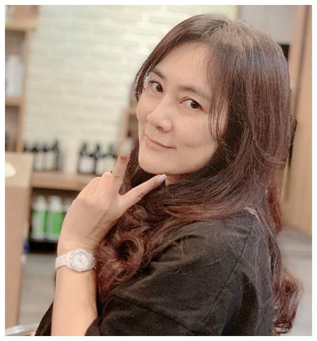 从徐慧宣晒出的合影照可以看到,照片中徐慧宣上身穿着一件黑色的短袖