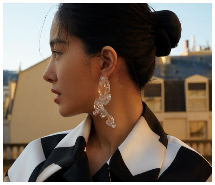 从侧面看上去,杨采钰的五官真的十分立体,尤其是这挺拔的鼻梁,真是让