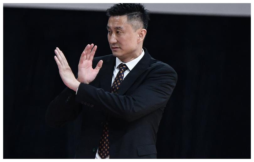 杜峰称赞曾繁日,胡明轩险失误,杜峰问:你要下来吗?