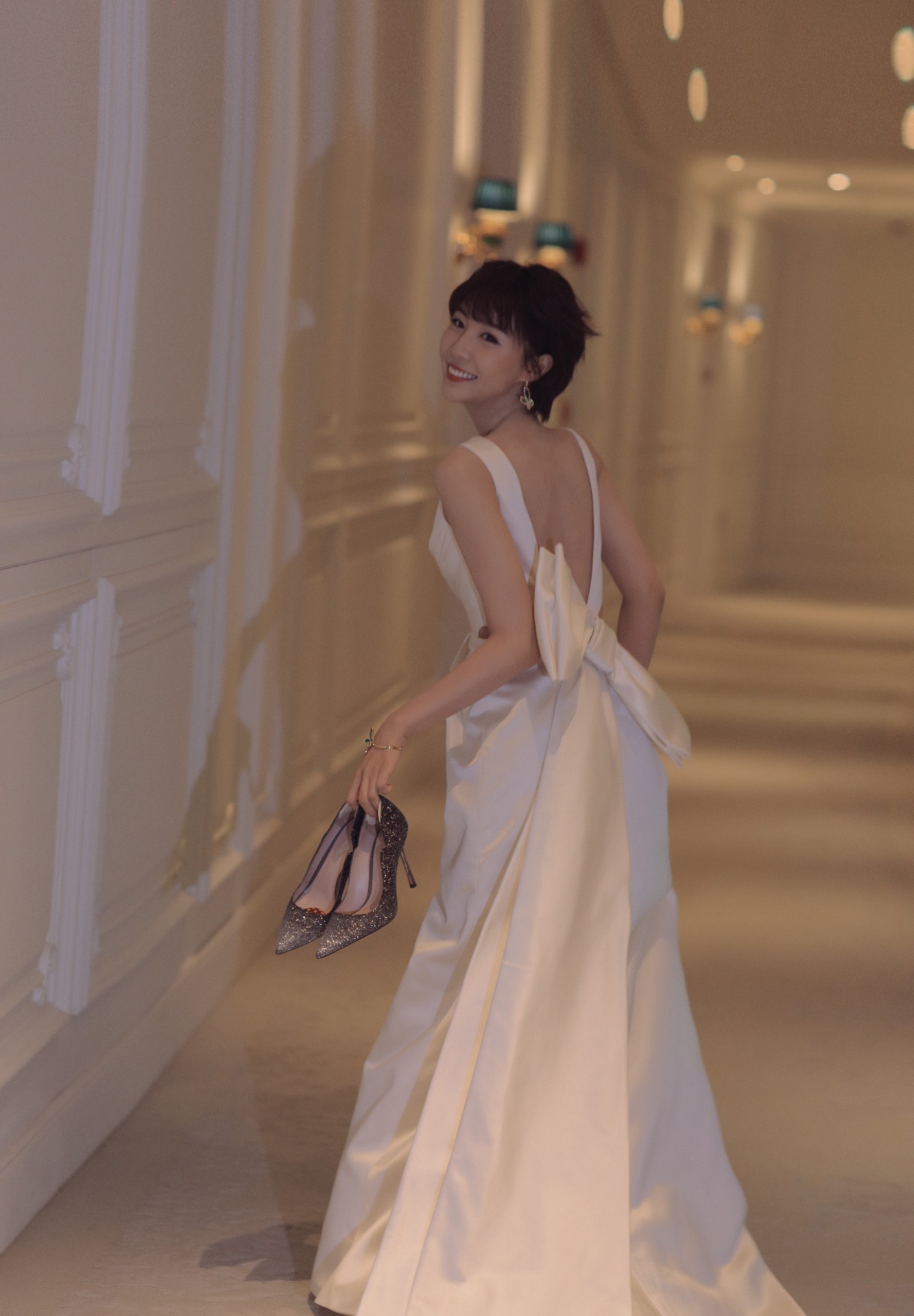 李欣燃出席金南狮盛典露背礼服吸睛凶案现场斩获大学生欢迎奖