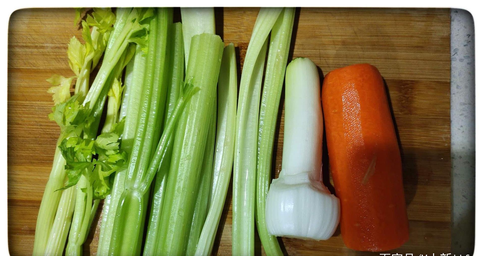 家常菜芹菜炒胡萝卜香脆可口营养丰富一学就会