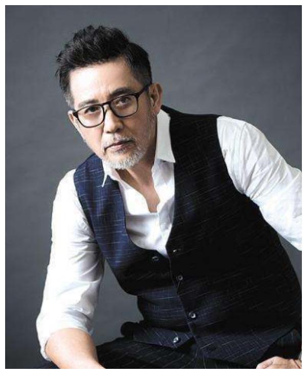 林青霞旧爱秦汉近照,74岁帅气轮廓不变,打篮球动作娴熟