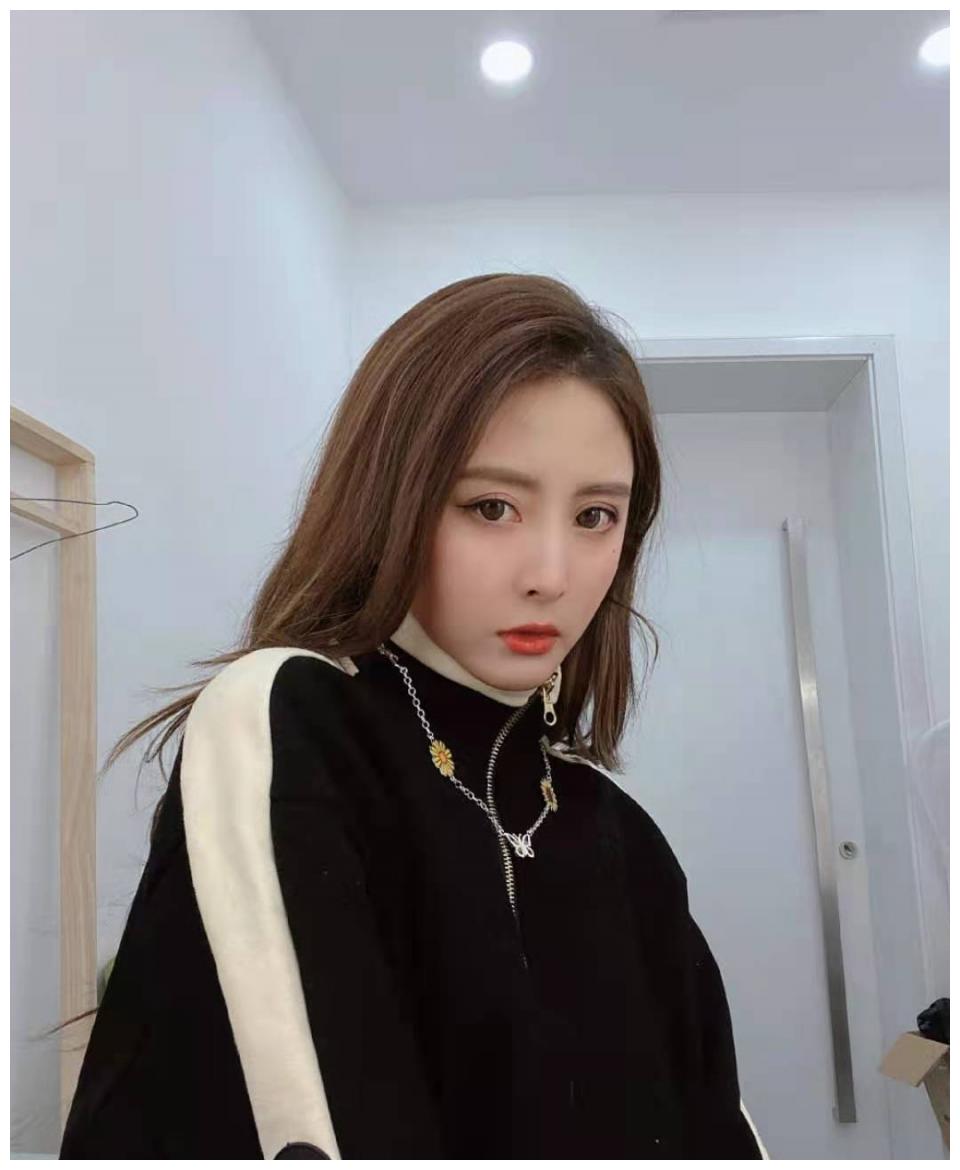 nba主播小楠最新礼服照身材窈窕上围傲挺肌肤似雪表情勾魂