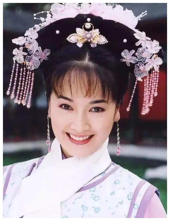 她是《乾隆王朝》中的固伦和孝公主十格格;是《名捕震关东》中的捕之