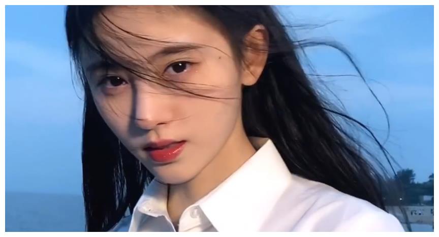 鞠婧祎才是手比脸老十岁当她把手放在脸旁终于信她26岁了