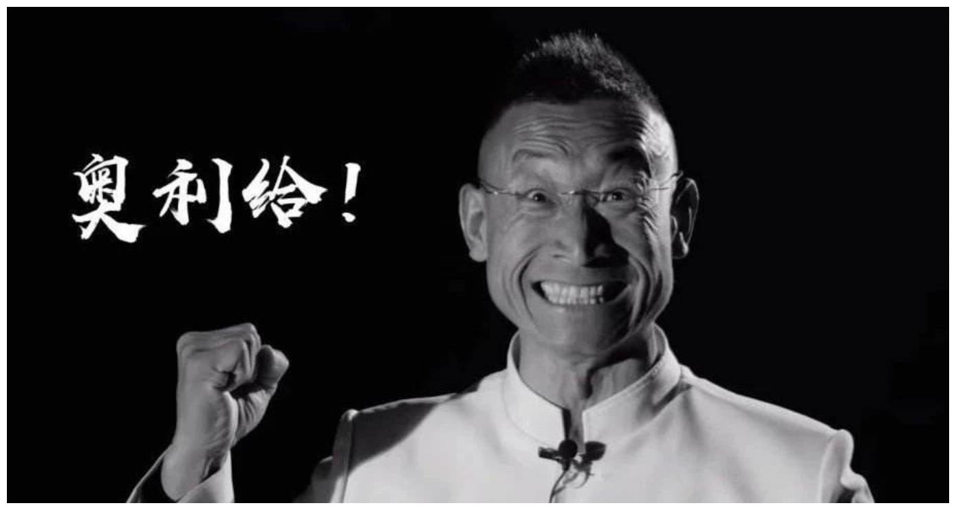 奥利给大叔街头打快板卖力表演不忘竖大拇指乐观背后也有辛酸