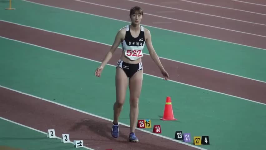 韩国女大学生跳远比赛 韩国纪录保持者的表演