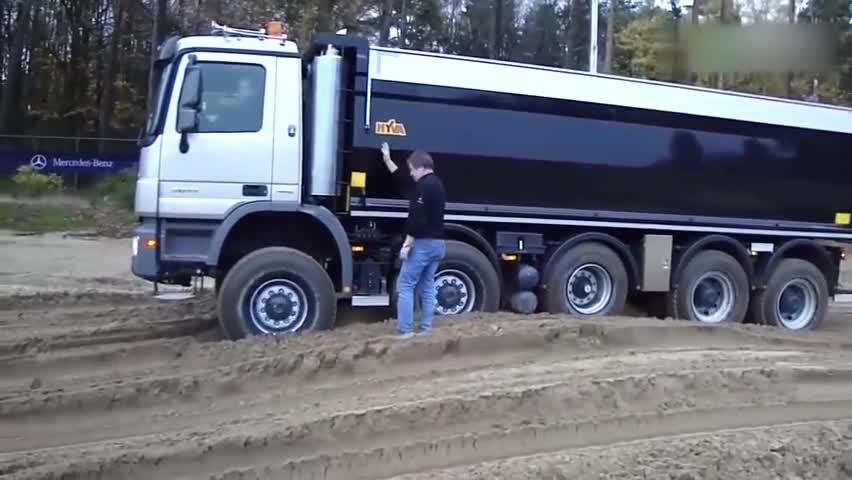 10轮八驱的奔驰卡车在沙地上也没有办法