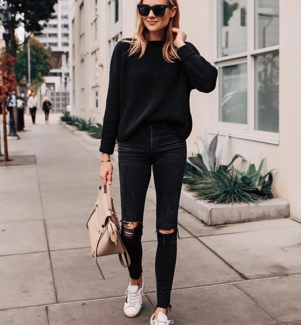 海陆真会穿用黑色毛衣搭格纹阔腿裤简单之中不乏时尚感