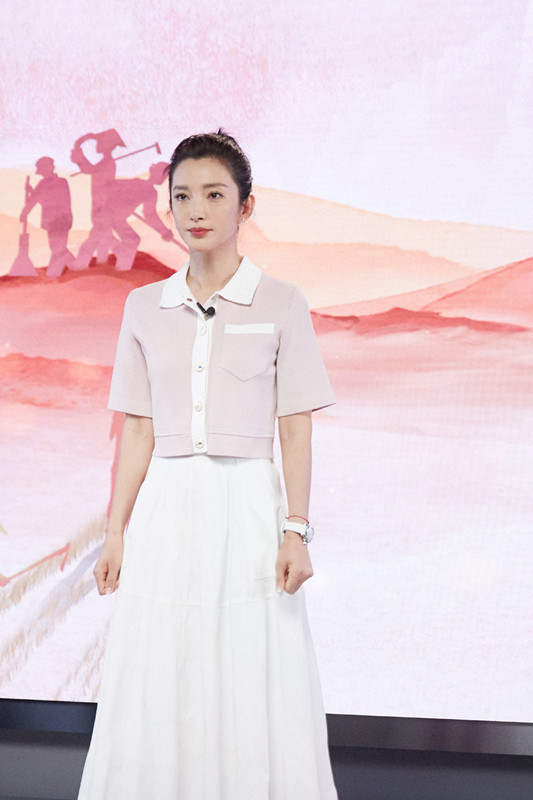 李冰冰穿上西装裙脚踏一双黑色的长靴要多酷就有多酷