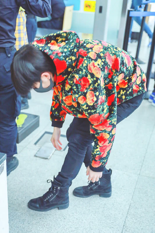 只见周震南搭配的是黑色的休闲裤,黑色的裤子是比较