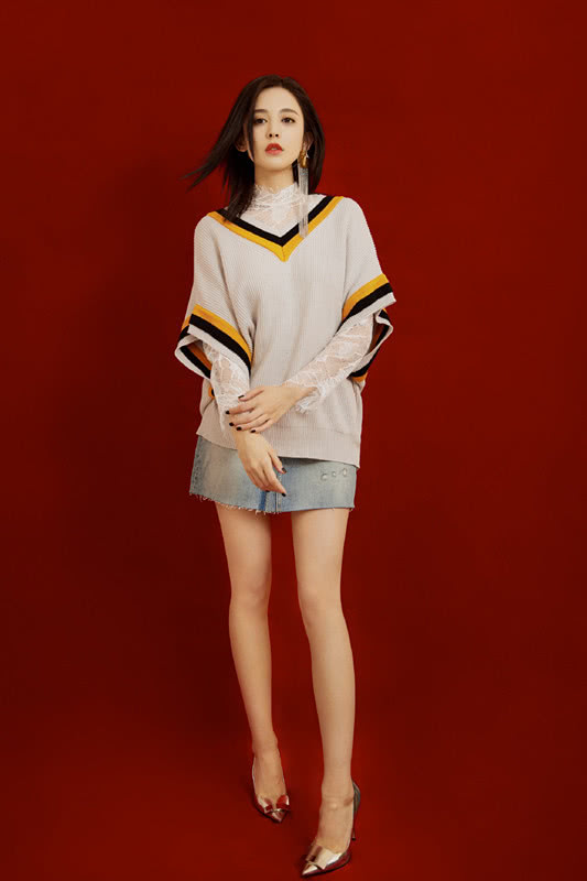 古力娜扎穿上卡其色风衣走起下装失踪戴报童帽气质挺好