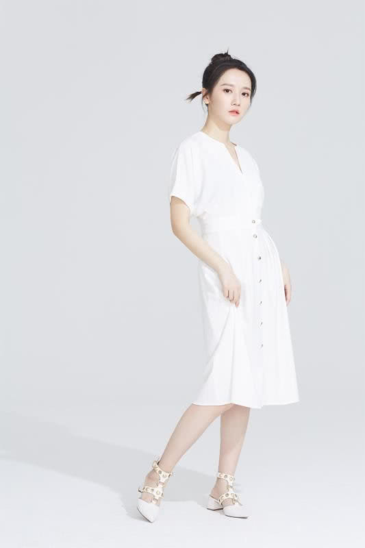 陈珂李墨之衣品不错身穿背带裙头戴渔夫帽尽显少女范