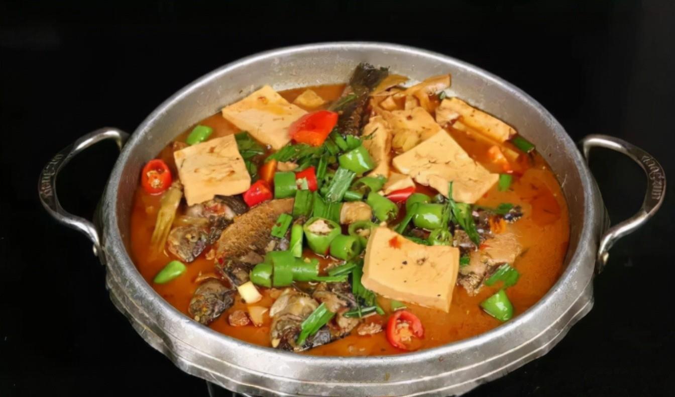 锅仔野生小鲫鱼这款锅仔菜食客好评度极高,因为烹制时除了带有鲫鱼的