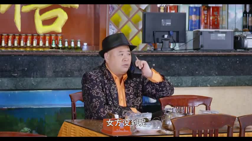 影视:美女正相亲,不料看到隔壁土大款,竟冲土大款疯狂抛媚眼