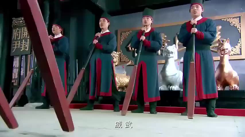 26 03:26 为您推荐: 包青天:男子大言不惭,要让包拯再死一次,展昭艾虎