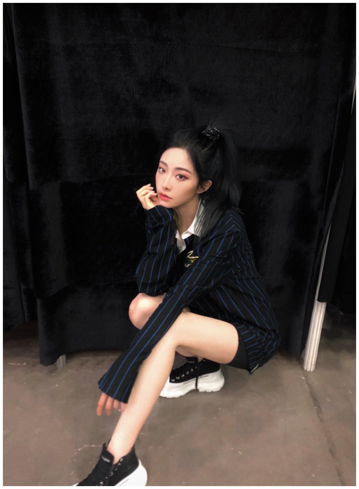 喻言是端水大师穿黑色露脐装特种兵人设上线脐钉疤痕太抢眼