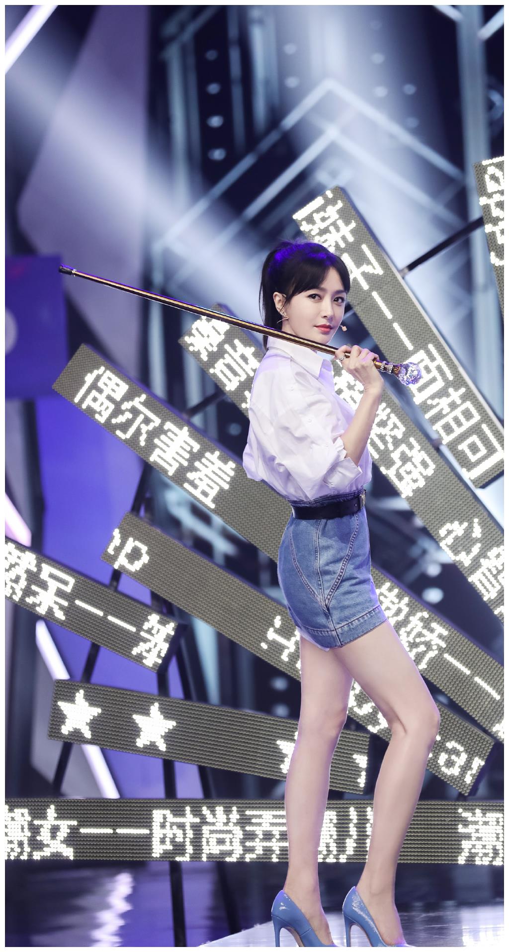 秦岚登《快乐大本营》,白衬衫 牛仔裙,人到中年还嫩得像个学生