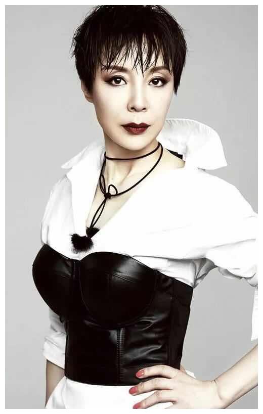 吴刚的溺爱方式,如今儿子23岁还在啃老,和母亲的交往方式是亲亲