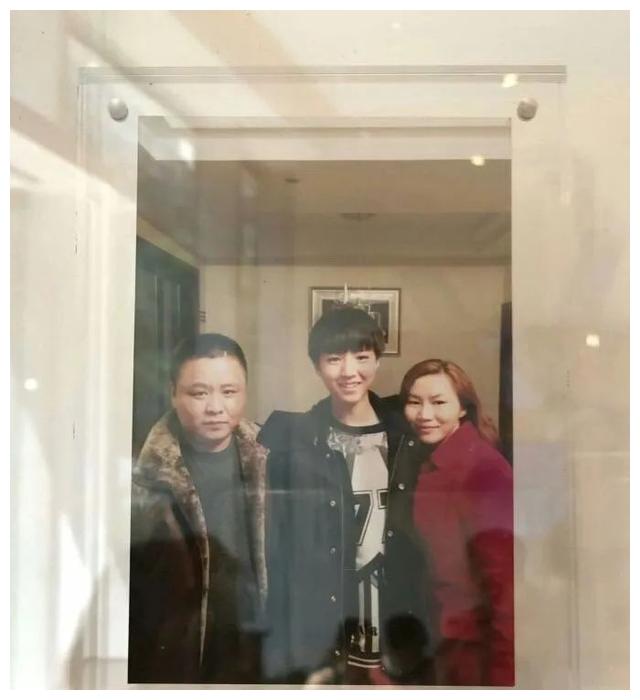 也为了给父母找点事情做,王俊凯同意让父母开一家奶茶店