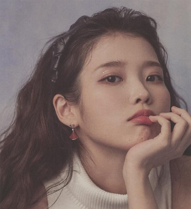 iu李知恩最新画报羊毛卷长发配针织衫牛仔裤皮鞋港风味道十足