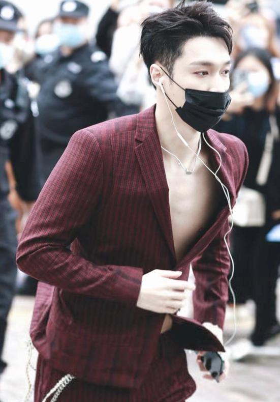 张艺兴晒泳池湿身照被指胸前平平还长痘网友直呼不适合