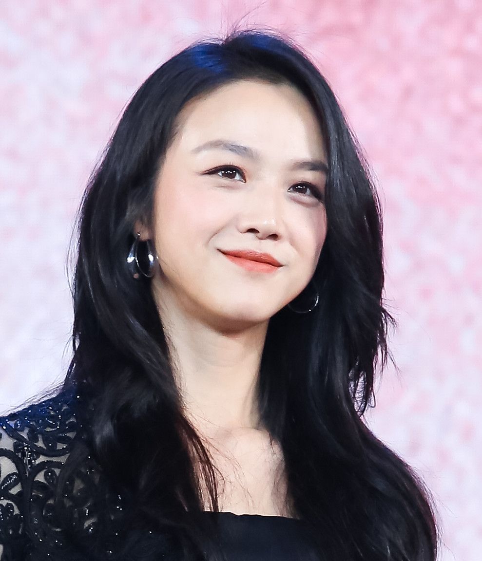 汤唯的美都在眉眼里,穿大裙摆礼服优雅迷人