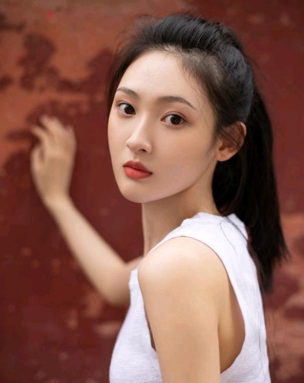 有谁注意这位新人小花换妆容如同换脸马尾一扎直接就是直男斩