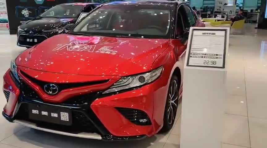 体验"骚红"丰田凯美瑞,究竟有多"骚"?