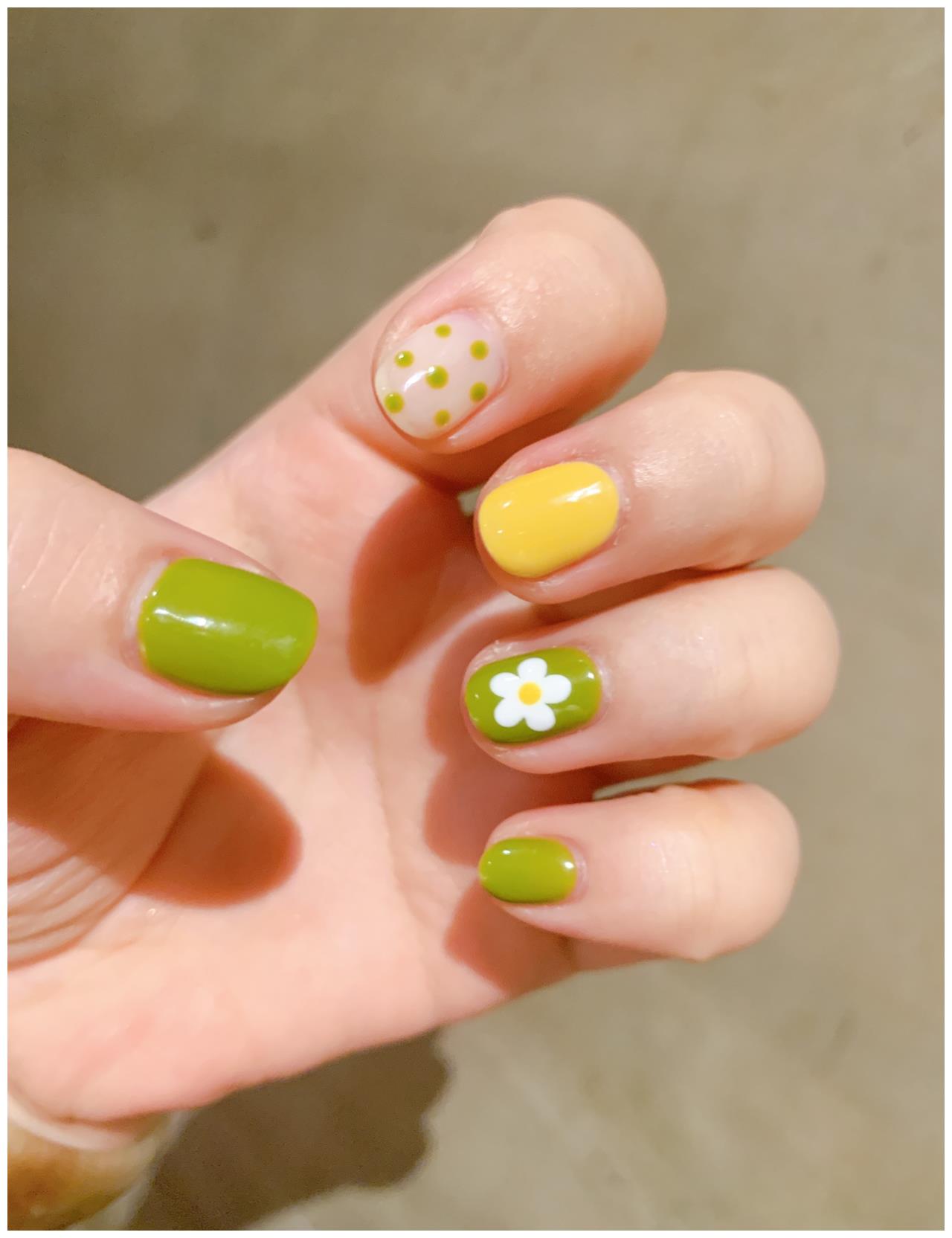 超适合小号指甲的夏季牛油果色美甲__财经头条