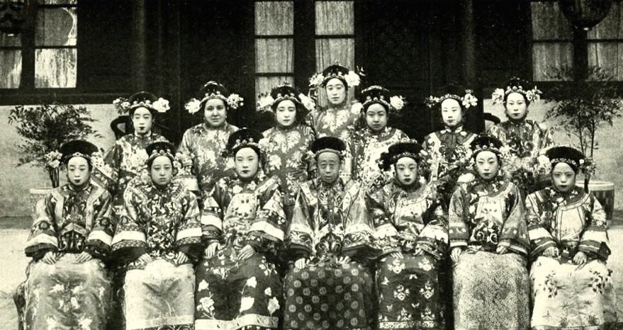 荣寿公主(前排中)与福晋,格格合影.