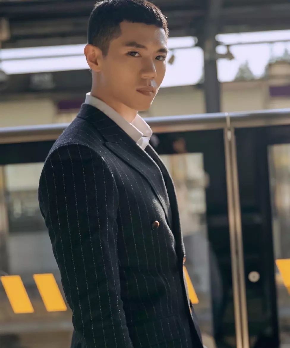 还是亲明好友聚会,穿上西装才能显示出男人的阳刚和霸气