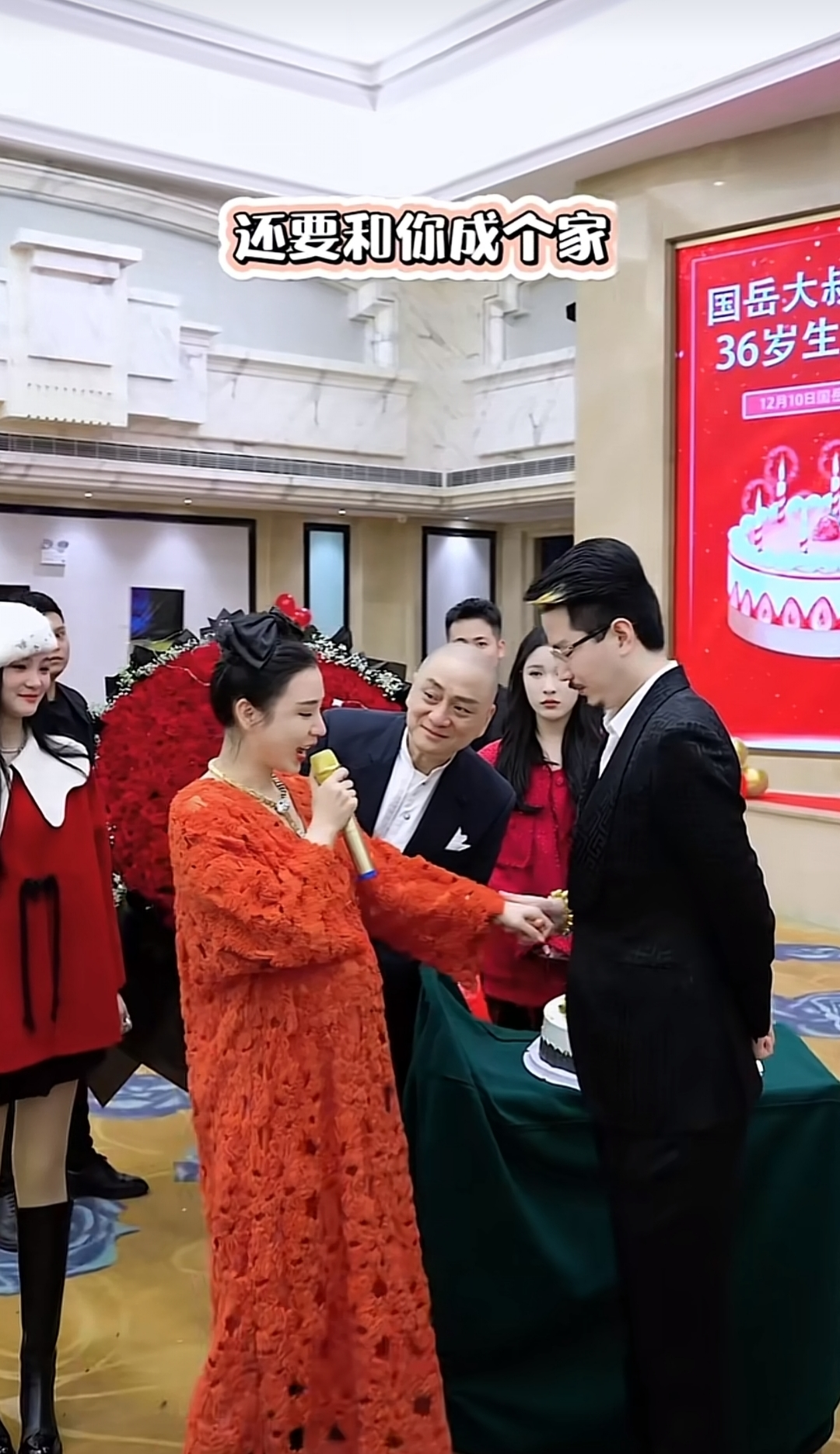 国岳对她呵护备至,尤其到了孕晚期走哪都陪着,还帮她洗头,晓娅坦言