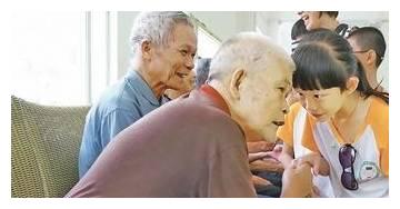 孩子地铁上没让座，被老人大骂没教养，宝妈霸气回怼被所有人夸赞休闲区蓝鸢梦想 - Www.slyday.coM