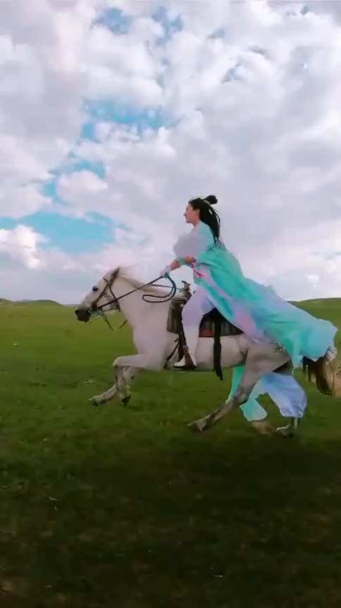 小姐姐穿汉服骑马,接下来的一瞬间,网友:画面太美了!