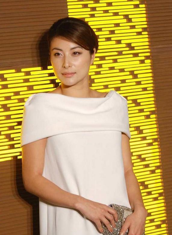郭晶晶的美真被低估了一袭白色直筒裙温婉又大气女神范足
