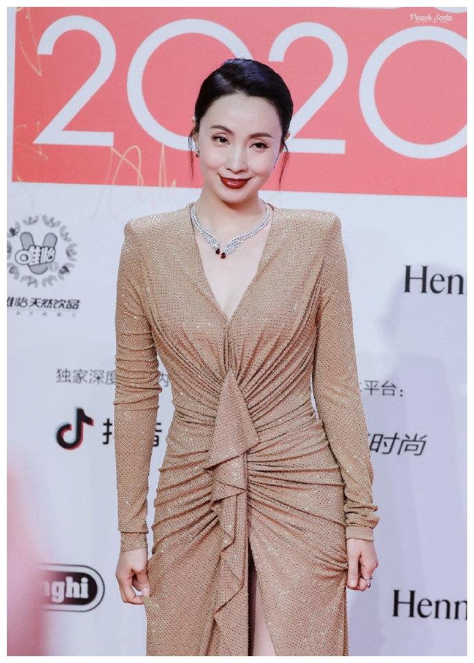 昨日elle风尚大典,陶虹一袭香槟金礼裙出场,满满的都是岁月沉淀之后的