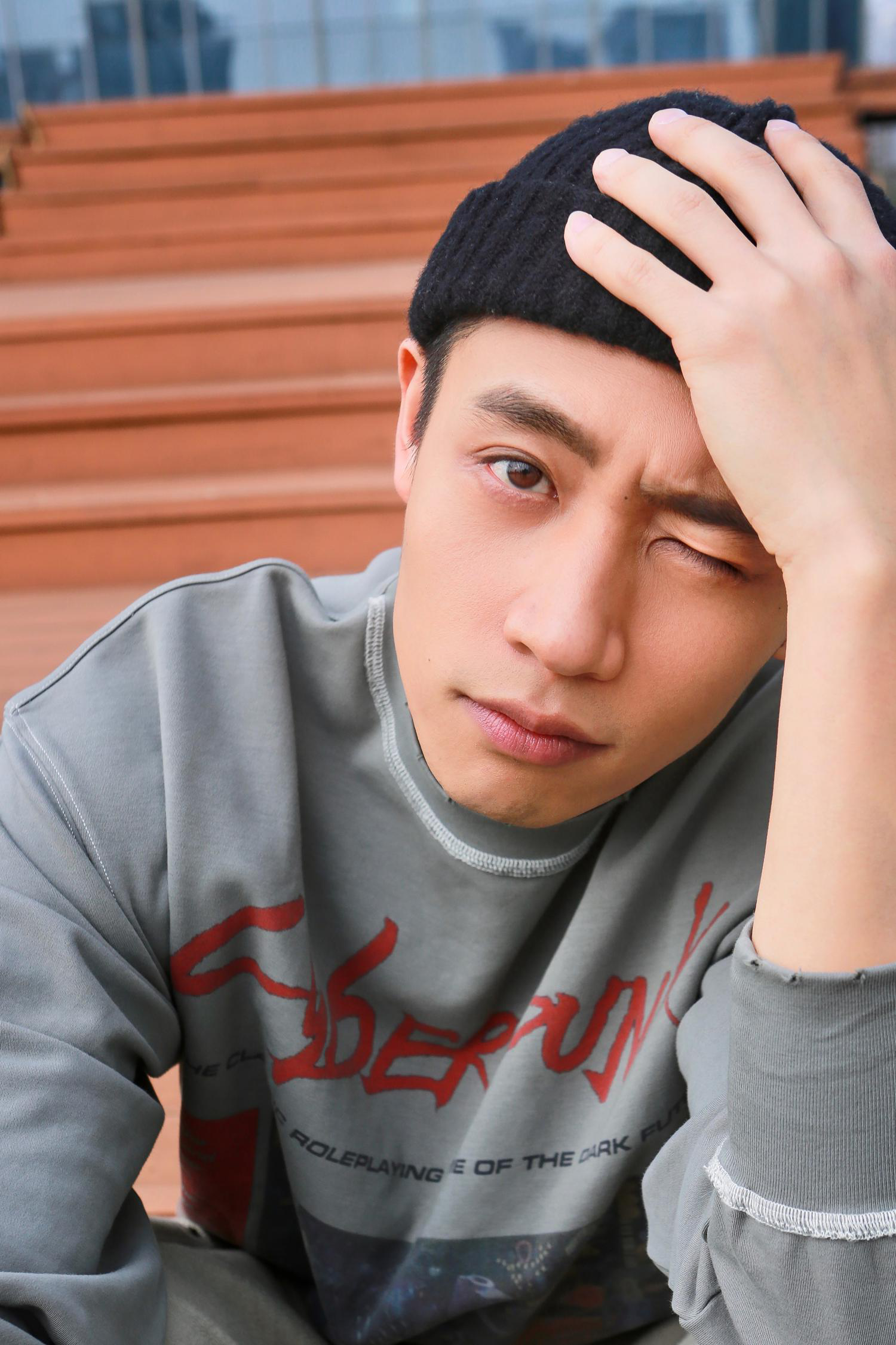 魏晨全新街拍瓜皮帽做旧卫衣应景春季潮搭