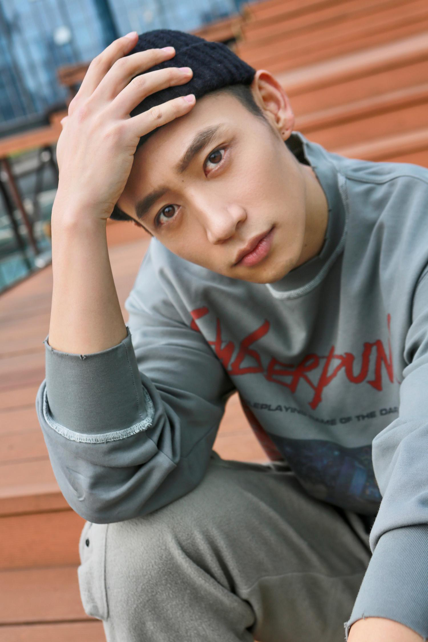 魏晨全新街拍瓜皮帽做旧卫衣应景春季潮搭