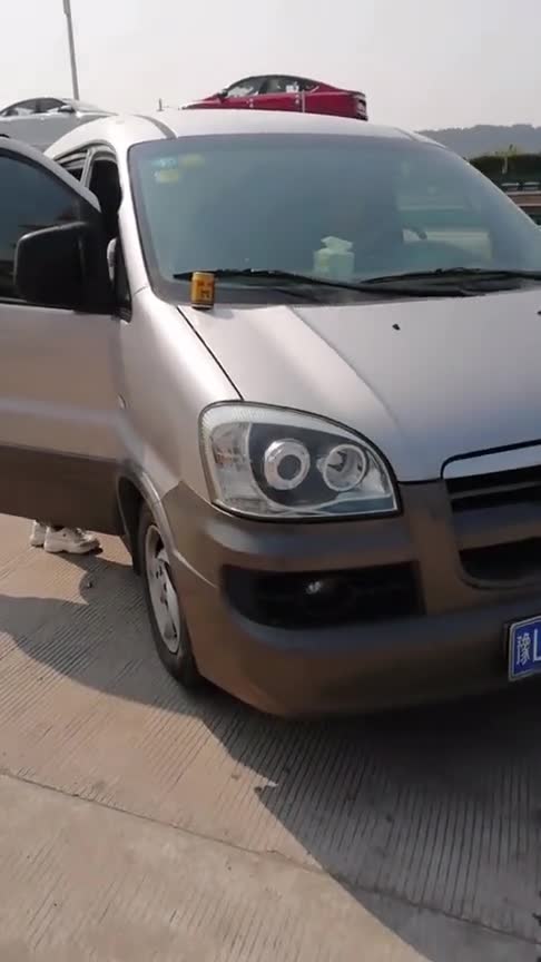 大学门口的奇怪现象,总有人在车上摆红牛,这是拿来卖的吗?