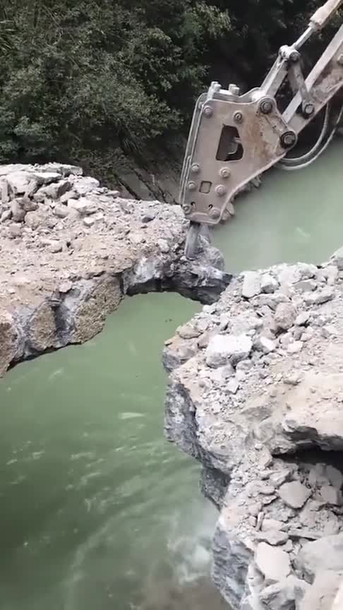 挖机师傅太坏了过河拆桥还大笑